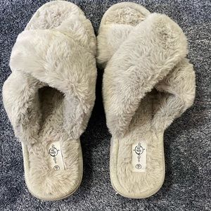 Gray slipper, size 11